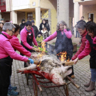 Las mujeres de Riaño quemando al gocho con paja. CAMPOS