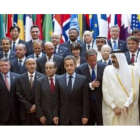 Foto de familia de los participantes en la cumbre de París, presidida por Sarkozy, el jueves.