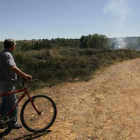 Un vecino observa el humo de uno de los incendios registrados en los últimos días.