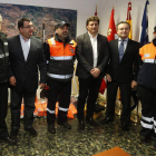 El jefe de la Policía Local, Rodríguez Almuzara, y el alcalde y Salguero, junto a dos voluntarios.