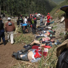 Las víctimas mortales del accidente de un autobús en Perú han sido restacadas de las auguas del río Moche.
