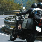 Motoristas circulando por la carretera.
