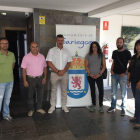 El equipo de Gobierno, con miembros de la Protectora de Animales. DL