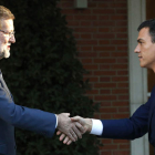 Mariano Rajoy saluda al secretario general del PSOE, Pedro Sánchez, en la escalinata del palacio de La Moncloa