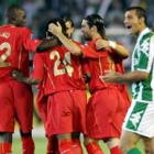 Los jugadores del Liverpool celebran el segundo gol mientras Varela anima a sus compañeros