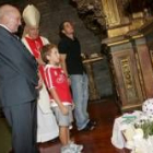 García de Celis, a la izquierda, junto al Obispo de León y a los jugadores del club Pablo y Casquero
