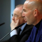 Zidane y Florentino Pérez, durante la rueda de prensa.