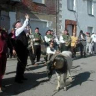 Un momento de la procesión del chivo, que se celebra paralelamente a la feria, como cada año