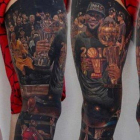Un superfan de Lebron James se ha tatuado los éxitos de su carrera en las piernas.
