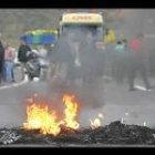 La primera jornada de huelga en la minería leonesa transcurrió entre el paro total en las cuencas y los cortes de carretera, que durante horas interrumpieron las comunicaciones con Asturias y Galicia.