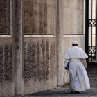 El Papa Francisco abandona la sala Pablo VI, tras presidir el Sínodo sobre la familia en el Vaticano.