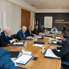 Guillermo García, delegado de León, segundo por la izquierda.