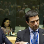 De izquierda a derecha, los ministros de Finanzas de España, Chipre y Portugal, Luis de Guindos, Vasos Shiarly y Vitor Gaspar, en un receso de la reunión, en Bruselas.