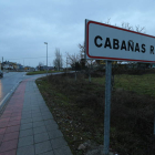 Imagen de archivo de la entrada a la localidad de Cabañas Raras. ANA F. BARREDO