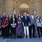 La candidatura del PP al Ayuntamiento de León, ante la emblemática fachada de San Marcos. RAMIRO