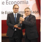 Norberto García, a la izquierda, recogiendo el premio que en 2014 le otorgó el Colegio de Economistas de León.