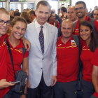 El Rey Felipe se fortografía junto a varios miembros del equipo olímpico, al que ha despedido este viernes en el aeropuerto de Barajas.