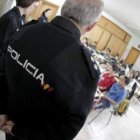 Los agentes policiales tratan con los alumnos los problemas que detectan en el día a día.