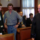 El abogado Paul Ekaert (a la derecha), durante el juicio sobre la deportación del presunto etarra Enrique Pagoaga Gallastegi (en el centro), en el 2001.