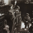 El teniente coronel Tejero irrumpe pistola en mano en el Congreso de los Diputados el 23 de febrero de 1981.