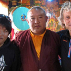 Chiring, sherpa que acompañó a Calleja en su primera subida al Everest, junto a un monje y Jesús Calleja.