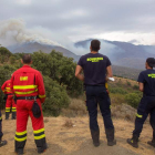 Bomberos y miembros de la UME analizan el avance del fuego para intentar frenarlo. ALVARO CABRERA