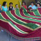 Recreación del amasado (arriba) y confección del pendón. CARQUEIXA