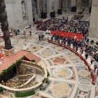 Vista aérea del multitudinario oficio matrimonial celebrado ayer en el Vaticano.