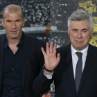 Ancelotti, escoltado por Zidane en el banquillo, abre hoy una nueva era en el Madrid.