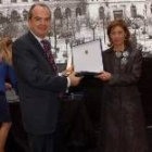 Luis Bascuñán, de Syva, recoge la placa de distinción de manos de la ministra Elena Espinosa