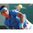 El tenista español Rafael Nadal sirve sobre el sueco Robin Soderling.