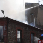 Los bomberos aprovecharon la azotea de uno de los inmuebles colindantes para atacar las llamas. JESÚS