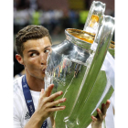 Los jugadores del Real Madrid celebran eufóricos el título de la Liga de Campeones con el trofeo en sus manos. JUANJO MARTÍN