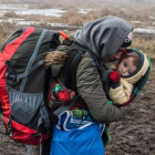 Una mujer y un niño en Miratovac, en la frontera entre Macedonia y Serbia, en enero de 2016, un momento crítico en la llegada a Europa de demandantes de asilo Sirio.