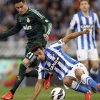 José Callejón pelea un balón con el centrocampista de la Real Sociedad Xabi Prieto.