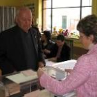 El párroco de Santa María del Páramo, Saturnino Rodríguez, ejerciendo su derecho al voto