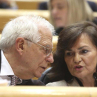 El ministro de Exteriores, Josep Borrell, conversa con la vicepresidenta del Gobierno, Carmen Calvo, en el Senado, el pasado 11 de diciembre.