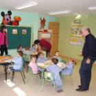 El alcalde, junto a varios niños en la guardería.