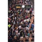 Un gran número de viajeros esperan en los andenes de Atocha