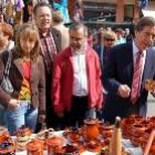 Ángel Villalba visitó el mercado semanal con Inmaculada Larrauri y José Miguel Palazuelo