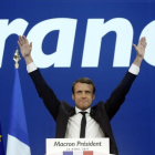 Emmanuel Macron saluda a sus seguidores tras conocer los resultados.
