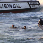 La Guardia Civil saca del agua el cuerpo de un inmigrante. REDUAN