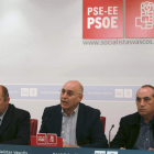 Los líderes del PSE-EE Txarli Prieto, Rodolfo Ares e Iñaki Arriola valoran la reunión con el PNV.