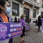 Concentración de feministas de León por la abolición de la prostitución en 2020 frente a la Subdelegación del Gobierno. DL