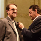 García de la Viuda (derecha) impone el Puerro de Oro a José Luis Luna.
