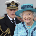 La reina Isabel II y, tras ella, el duque de Edimburgo.