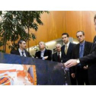 El consejero Antonio Silván observa una de las impresiones en el centro de San Cugat, ante la mirada