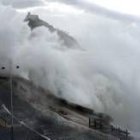Una ola rompe en el Paseo Nuevo de San Sebastián, en el día de ayer