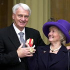 Bobby Robson con la condecoración de título de caballero del Reino Unido y su esposa, en 2002.