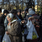 Imagen de la población haciendo cola por comida. ROMAN PILIPEY